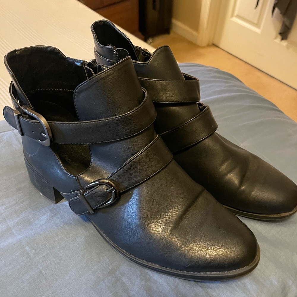 Black Booties slightly worn 12W